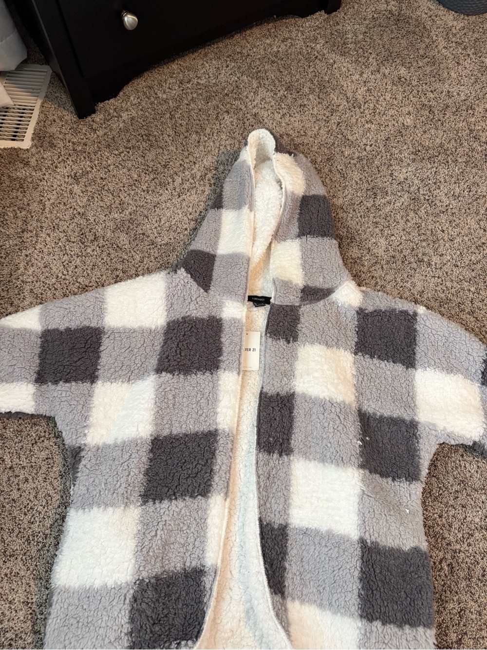 Forever 21 Women’s NWT Gray & White Checkered Sherpa Jacket — Size Small - Picture 2 of 7